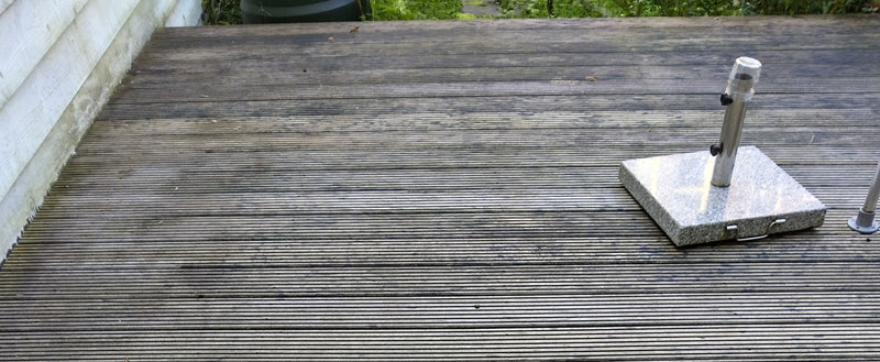 Zwarte aanslag op hout